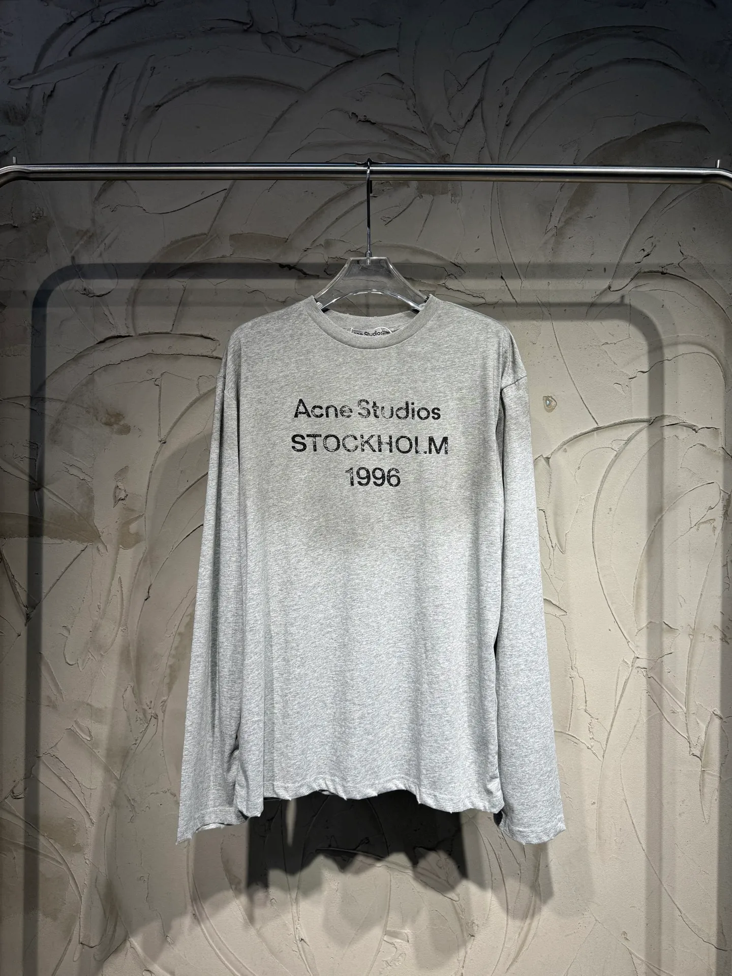 The highest version of Acne Studios long-sleeved Series distressed, dirty and mud-dyed long-sleeved T-shirts. The long-sleeved T-shirts with stir-fried colors and distressed edges are not picky. The snowflake cotton fabric feels soft and smooth and is not easy to wash. The fabric has been processed so it is sturdier than the quality ones in the counter. It can be used as sun protection clothing in summer. The same fabric as the original one is relatively thin. The feel and count are in place. The fried yellowing effect is cool. The printing effect is also in place. Details are online for comparison. 1 color four sizes #long sleeve t-shirt # #acne Color: White, Black, Light Blue, Light Pink, Purple, Gray, Navy Blue Size: S M LXL